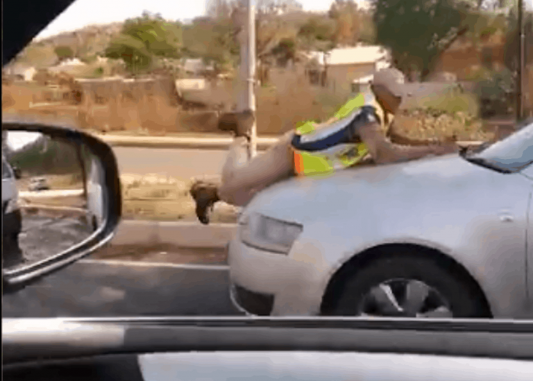 Video Gauteng Traffic Officer Clings Onto A Speeding Car To Stop Driver Ireport South Africa 