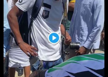 Watch: Ramaphosa Ties Shoelace Of Journalist In KZN During His Campaign