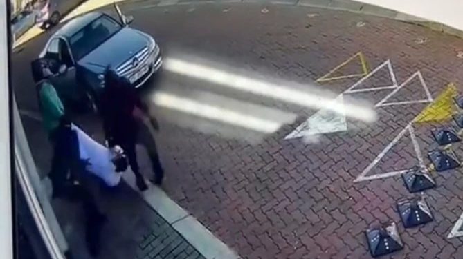 VIDEO: businessman getting kidnapped in Johannesburg by 3 armed men