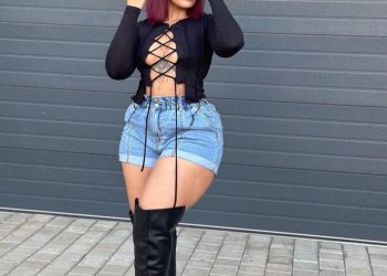 Sbahle Mpisane loving the tattoo that Brown Mbombo has. See this