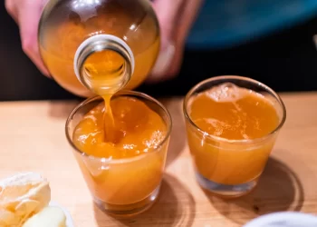 How to Make a Powerful Ginger & Turmeric Cleanse & Lower Inflammation