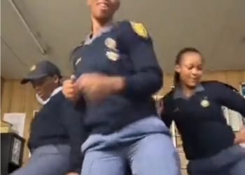 “They should be fined” Female Police officer exposed after they spotted doing this in the station
