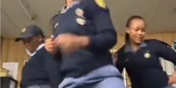 “They should be fined” Female Police officer exposed after they spotted doing this in the station
