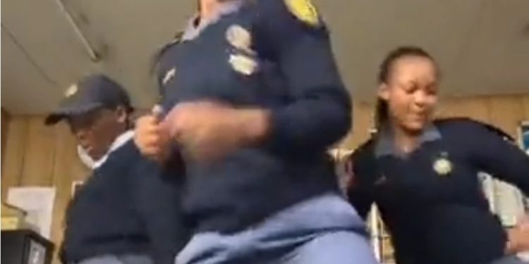 “They should be fined” Female Police officer exposed after they spotted doing this in the station