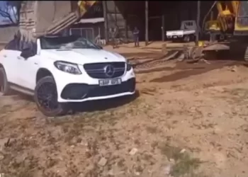 Video: A Man Hired A TLB To Destroy A Mercedes Benz GLE He Bought His Girlfriend After She Cheated