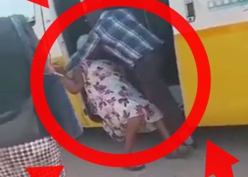 Limpopo Taxi Driver Beating A Woman After He Refuse To Drop Her At Her Location, Check What Happened