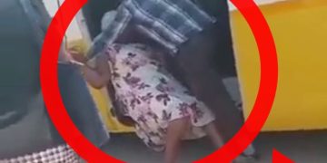 Limpopo Taxi Driver Beating A Woman After He Refuse To Drop Her At Her Location, Check What Happened