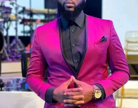 A South African popular gospel singer died in hospital after he collapsed during his performance