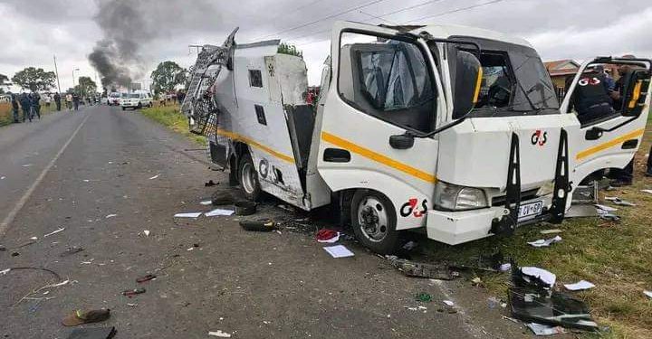 Members of Kwa-Thema caught on video looting money, Watch video