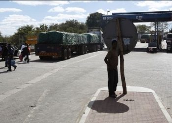 Tension Rise In Beitbridge Border As Zimbabweans Fight Back Against Border Closure.
