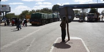 Tension Rise In Beitbridge Border As Zimbabweans Fight Back Against Border Closure.