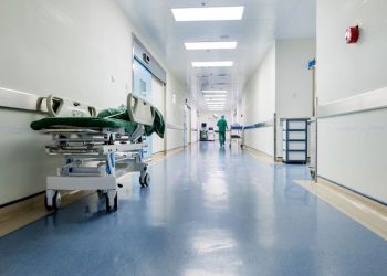 A man dies while nurses on play with phones