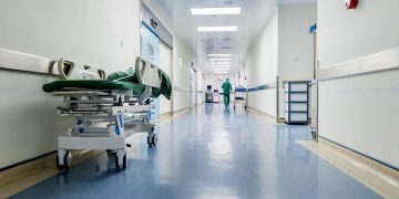 A man dies while nurses on play with phones