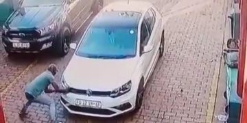 Viral Video of Alleged Thief Stealing VW Lights Sparks Outrage