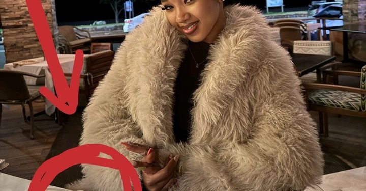 Woman accused of dating Jacob Zuma after people noticed something on her phone.