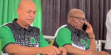 Watch: Angry MK Members attacking Jabulani Khumalo as he leaves the Johannesburg High Court