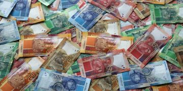 Foreigners now smuggle money: look how much illegal foreigners were caught carrying on their bodies