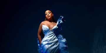 “Understood the theme” Woman reacts to Thando Thabethe’s dress at Durban July event