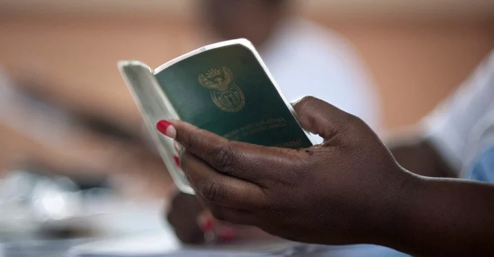 Home Affairs Minister Leon Schreiber Urges Citizens to Switch to Smart ID Cards Amidst Fraud Concerns