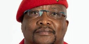 EFF and Freedom Front Plus Members Share Unexpected Moment of Camaraderie in Koedoeskop