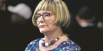 Helen Zille Clashes with Kay Sexwale Over Allegations of Divisiveness