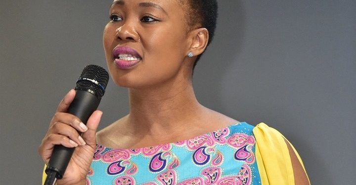 Public Divided Over Nota Baloyi’s Criticism of Minister Stella Ndabeni-Abrahams’ Outfit